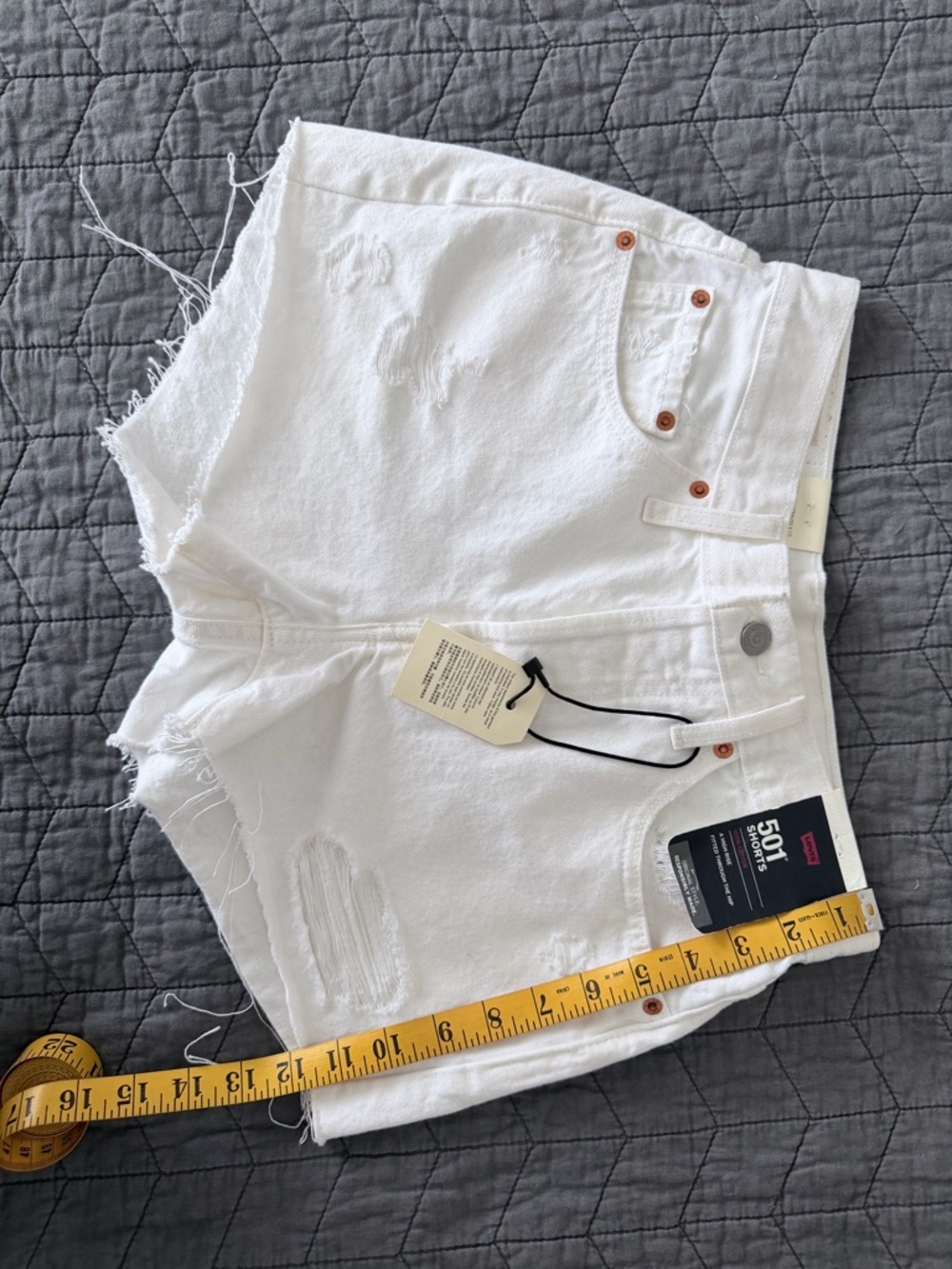 NWT Levi's 501 Women's High Rise White Denim Cut Off Frayed Distressed Short W26 - Picture 7 of 15